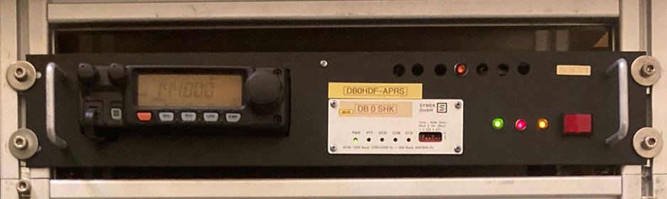 APRS digipeater 19 inch rack unit.